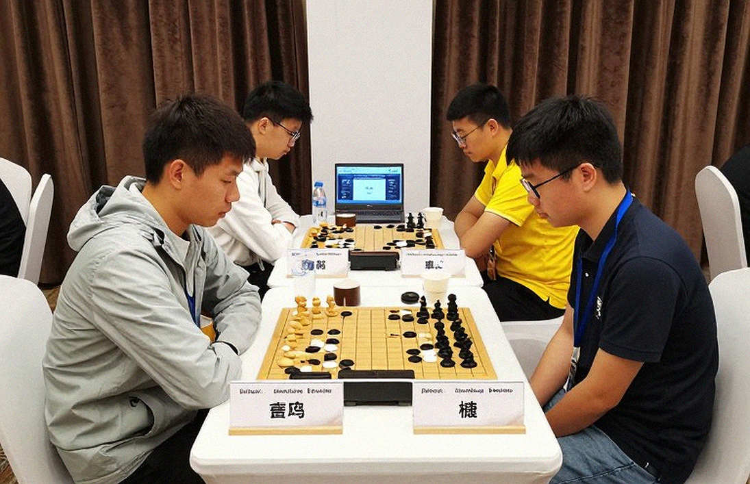 Khai cuộc Scotch: Khi Kasparov hồi sinh một khai cuộc bị lãng quên — và cú lệch pha tiêu đề trong một sản phẩm quảng cáo cờ vua